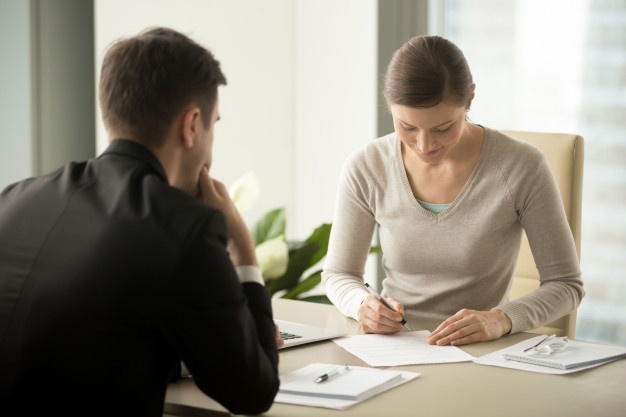 couple en train de remplir une convention d'indivision